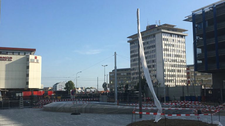 Cristallina-Marmorband verbindet den neuen Bahnhofsplatz