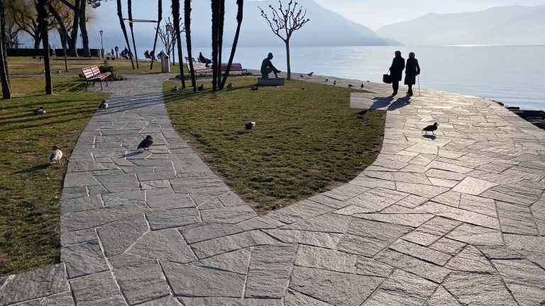 Parco pubblico sul lungolago