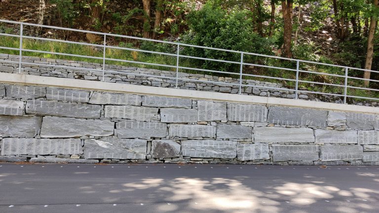 Muro ciclopico per la pista ciclabile