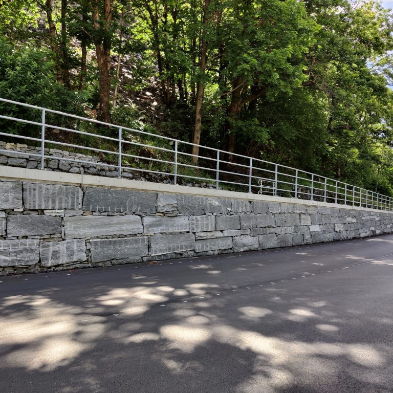 Muro ciclopico per la pista ciclabile